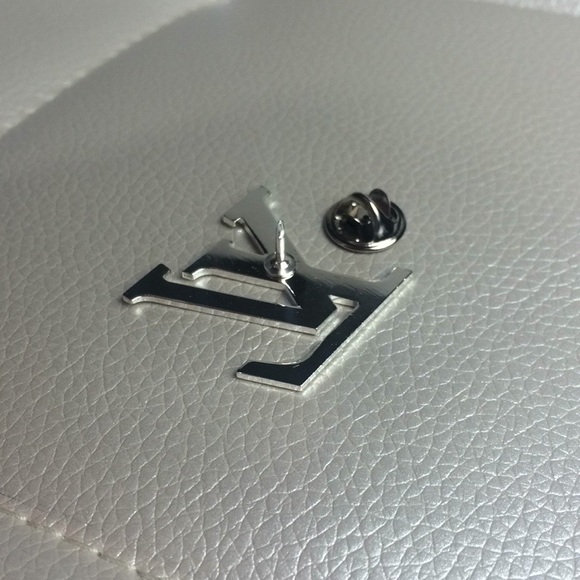 Louis Vuitton pin silver color counter staff - Picture 6 of 7